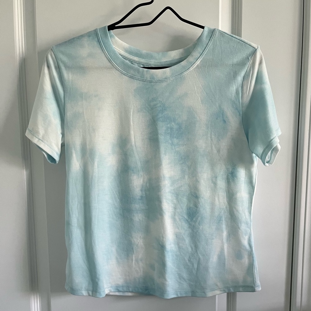 Cute tie-dye shirt sleeve athletic shirt